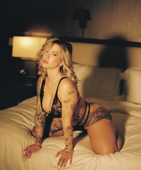 Foto desnuda filtrada de OnlyFans de The 21 Laws