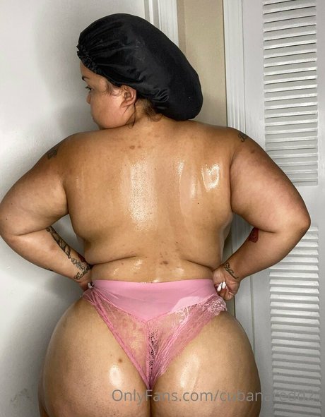 Foto desnuda filtrada de OnlyFans de Cubanaredd21