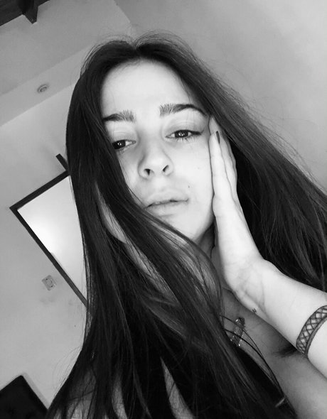 Foto desnuda filtrada de OnlyFans de Abrilllllllllllll