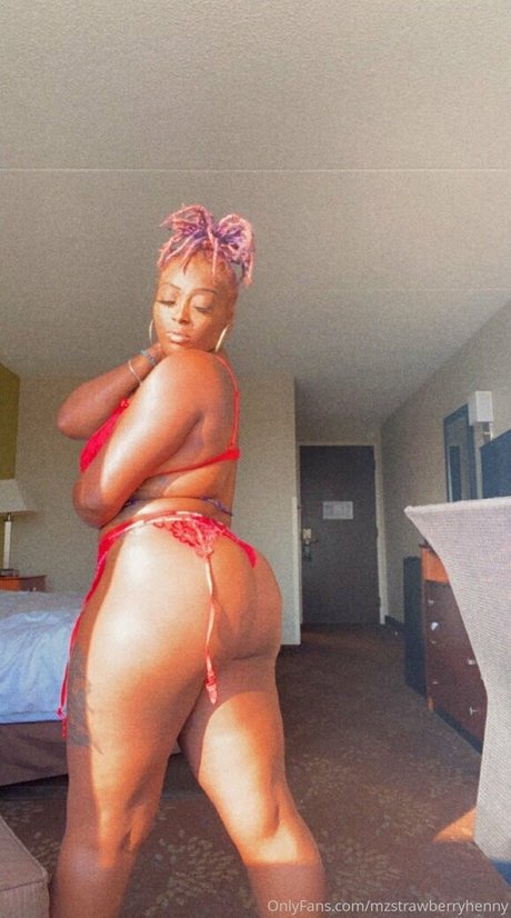 Foto desnuda filtrada de OnlyFans de Mzstrawberryhenny