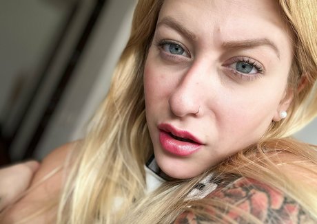 Foto desnuda filtrada de OnlyFans de Mikhelaxxx