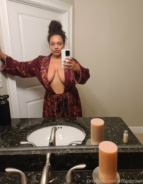 Foto desnuda filtrada de OnlyFans de Yettajobrown