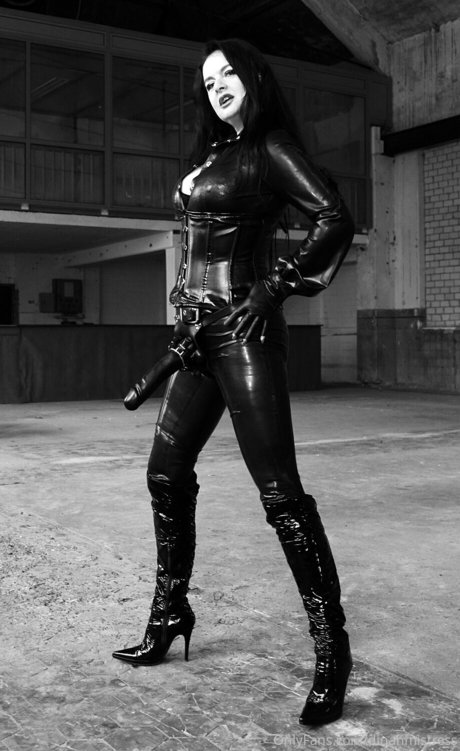 Dominatrix Dinah