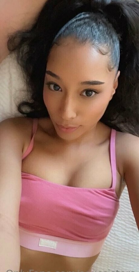Foto desnuda filtrada de OnlyFans de Molly And Mia