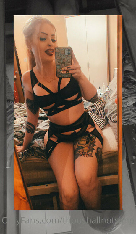Foto desnuda filtrada de OnlyFans de Thoushallnotsimp