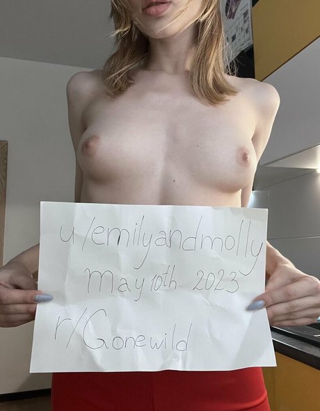 Foto desnuda filtrada de OnlyFans de emilyandmolly
