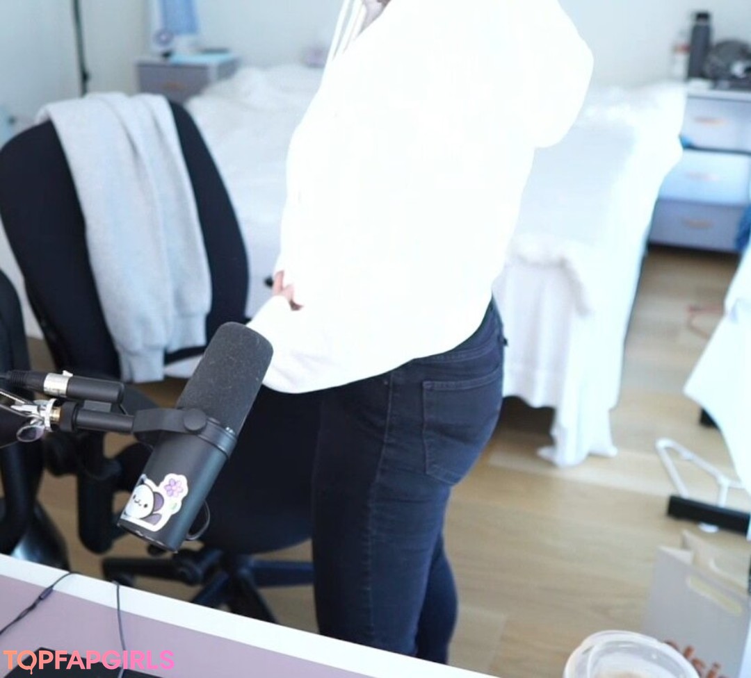 Foto desnuda filtrada de OnlyFans de Lolnatsumiii #50 Foto desnuda filtrada de OnlyFans de Lolnatsumiii #50