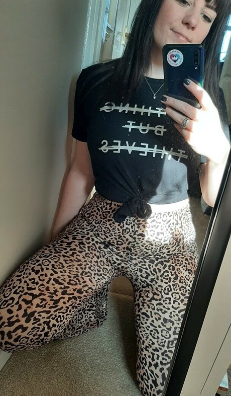 Foto desnuda filtrada de OnlyFans de Thoughtcxntagion