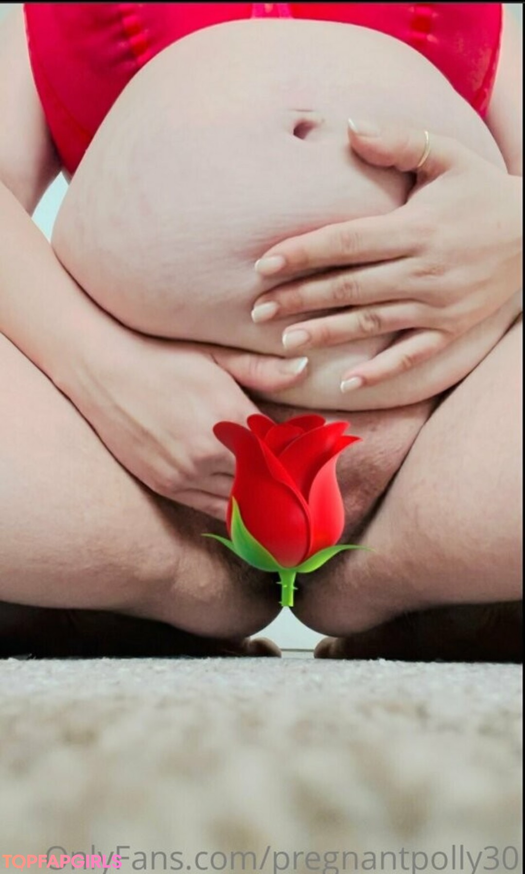 Foto desnuda filtrada de OnlyFans de Pregnantpolly30 #12 Foto desnuda filtrada de OnlyFans de Pregnantpolly30 #12