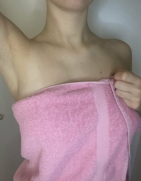 Foto desnuda filtrada de OnlyFans de Fareehabakirfree