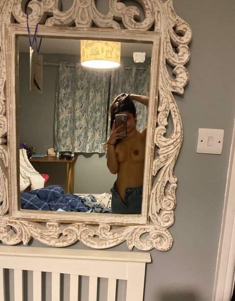 Foto desnuda filtrada de OnlyFans de Davina Samra