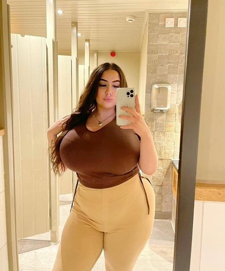 Foto desnuda filtrada de OnlyFans de Pettiana Cypriotmami