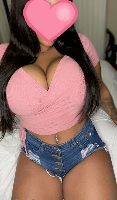 Foto desnuda filtrada de OnlyFans de Lovelyalyah
