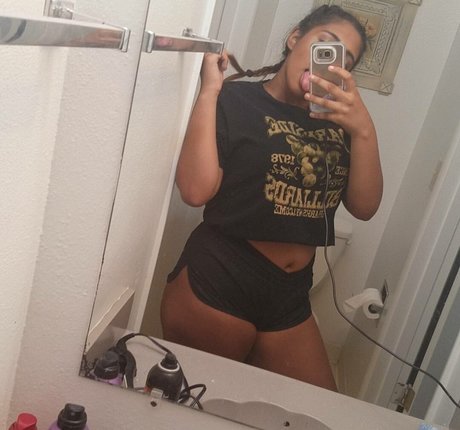 Foto desnuda filtrada de OnlyFans de Jeanette Prakash