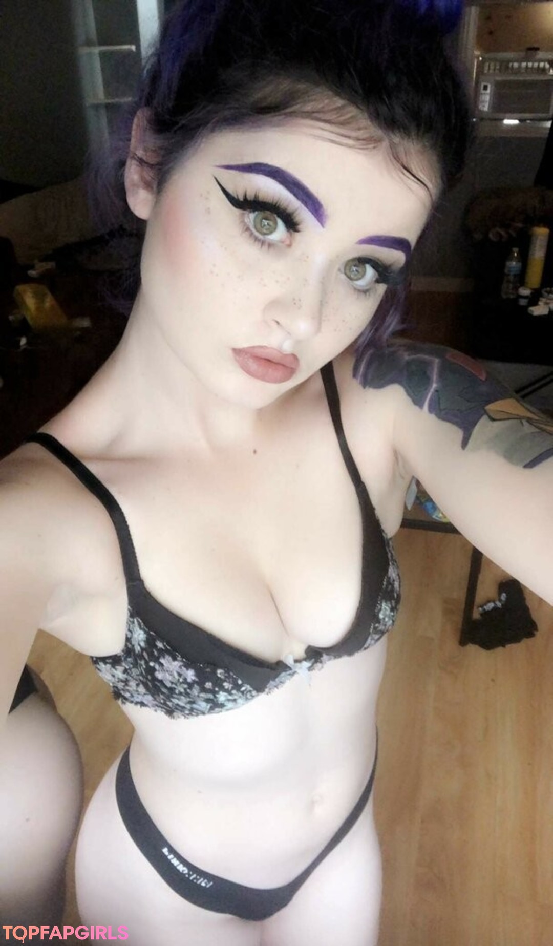 Foto desnuda filtrada de OnlyFans de Minitruckmommy #82 Foto desnuda filtrada de OnlyFans de Minitruckmommy #82