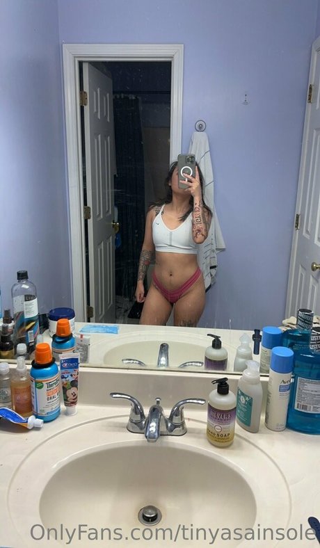 Foto desnuda filtrada de OnlyFans de Tinyasainsole
