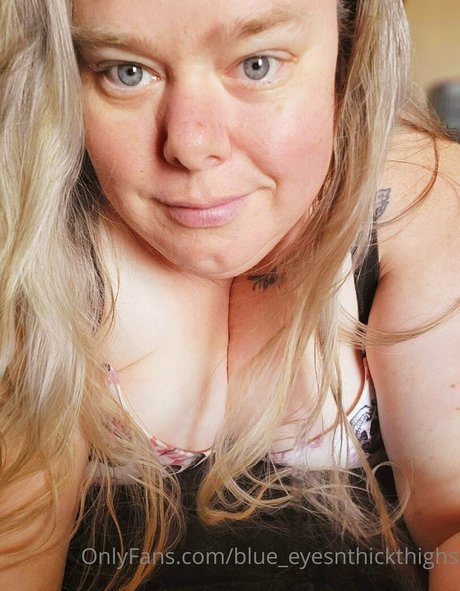 Foto desnuda filtrada de OnlyFans de Blueeyesnthickthighs