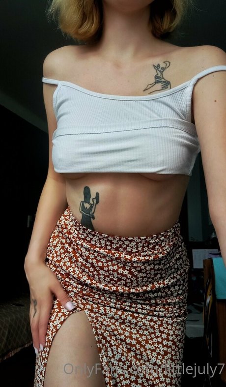 Foto desnuda filtrada de OnlyFans de Littlejuly7