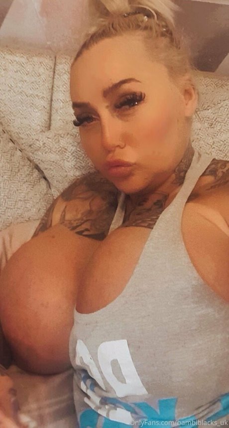 Foto desnuda filtrada de OnlyFans de Bambiblacksuk