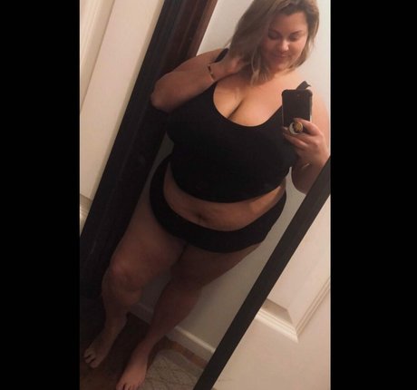 Foto desnuda filtrada de OnlyFans de Plussizeandfine