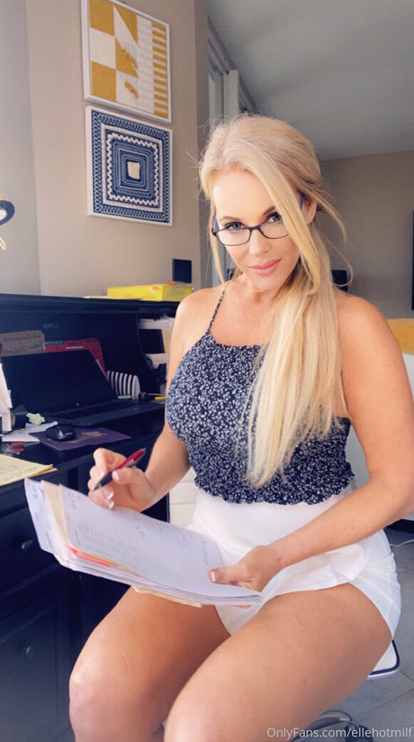Ellehotmom