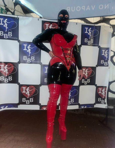 Foto desnuda filtrada de OnlyFans de Beetherubberdoll