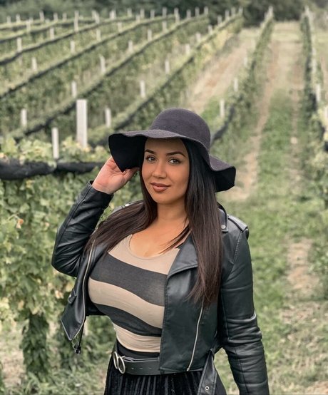 Foto desnuda filtrada de OnlyFans de Emina Jahi
