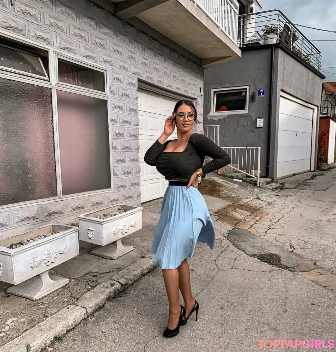 Foto desnuda filtrada de OnlyFans de Emina Jahi #252 Foto desnuda filtrada de OnlyFans de Emina Jahi #252