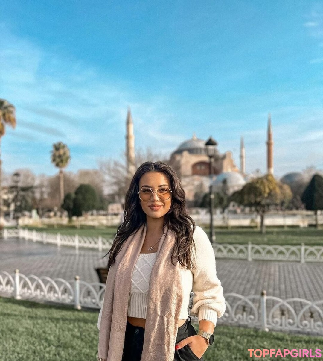 Foto desnuda filtrada de OnlyFans de Emina Jahi #359 Foto desnuda filtrada de OnlyFans de Emina Jahi #359